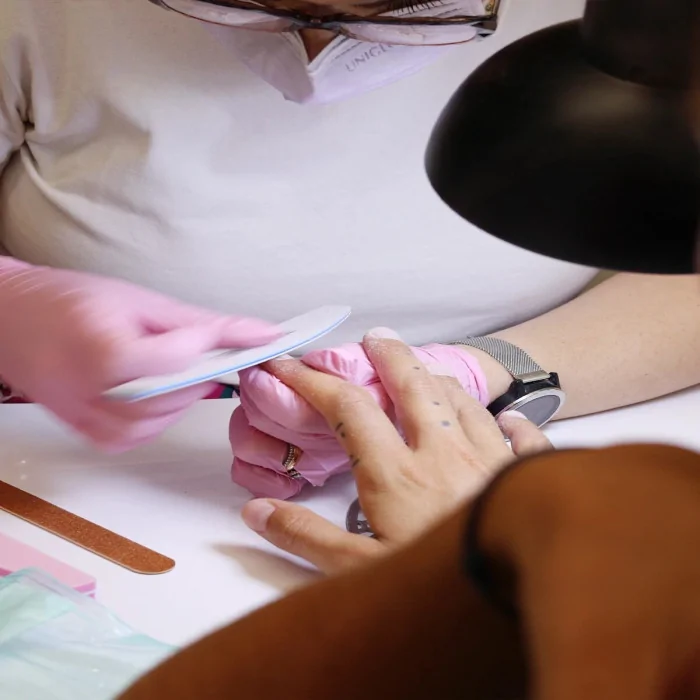 Enlever des ongles en gel : guide complet pour des résultats professionnels